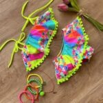 مايوه لموني بألوان صيفية مبهجة